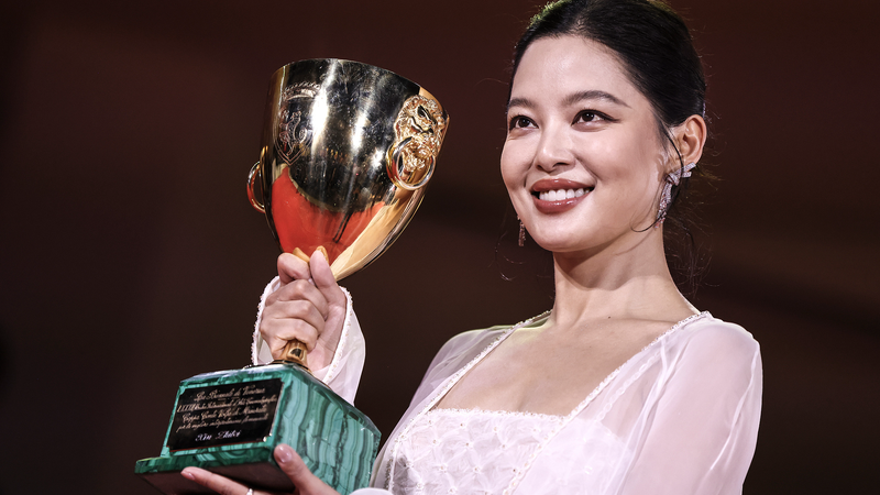 UGTDV4MTCQBK5IO7058N - 🌍NewspaperAmigo – Your Global News Buddy 🗞️ Xin Zhilei Shines at Venice Film Festival 🎬🏆