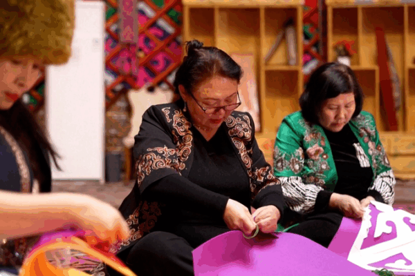 Xinjiang Craftswoman Revives Ancient Yurt Heritage 🏕️✨ Xinjiang Craftswoman Revives Ancient Yurt Heritage 🏕️✨ video poster