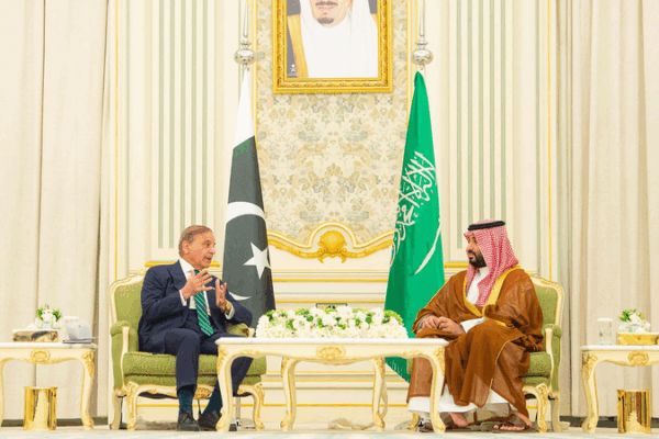 Saudi Arabia & Pakistan Forge Defense Pact to Boost Regional Security πβοΈ Saudi Arabia & Pakistan Forge Defense Pact to Boost Regional Security πβοΈ