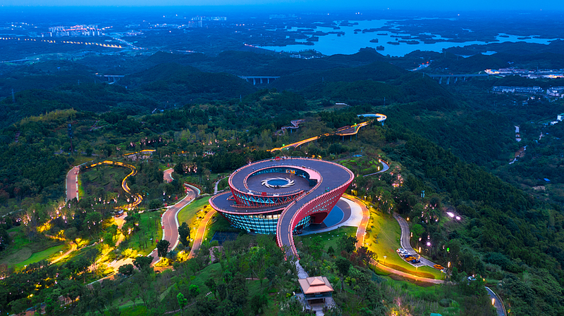 WVEGNKYPVZP81D7Y4Y49 - 🌍NewspaperAmigo – Your Global News Buddy 🗞️ Chengdu’s Urban Oasis: Longquan Mountains Park Beckons 🌳🏞️ video poster