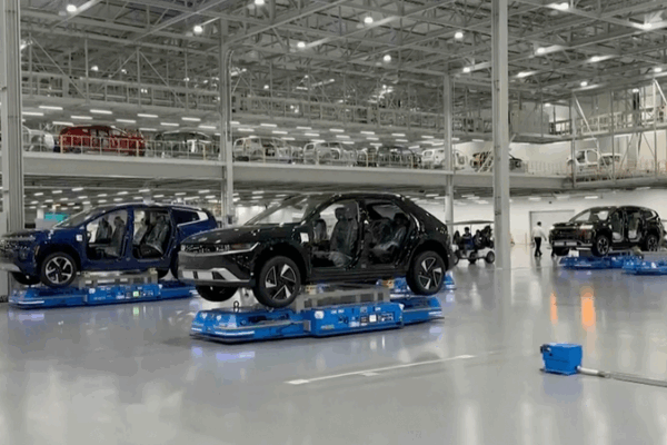 Hyundai Plant Raid: 475+ Immigrants Detained in Georgia π¨ Hyundai Plant Raid: 475+ Immigrants Detained in Georgia π¨