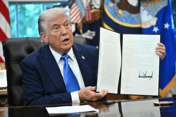 Trump’s H-1B Visa Shakeup Rocks Indian IT Industry 💼🌍 Trump's H-1B Visa Shakeup Rocks Indian IT Industry 💼🌍