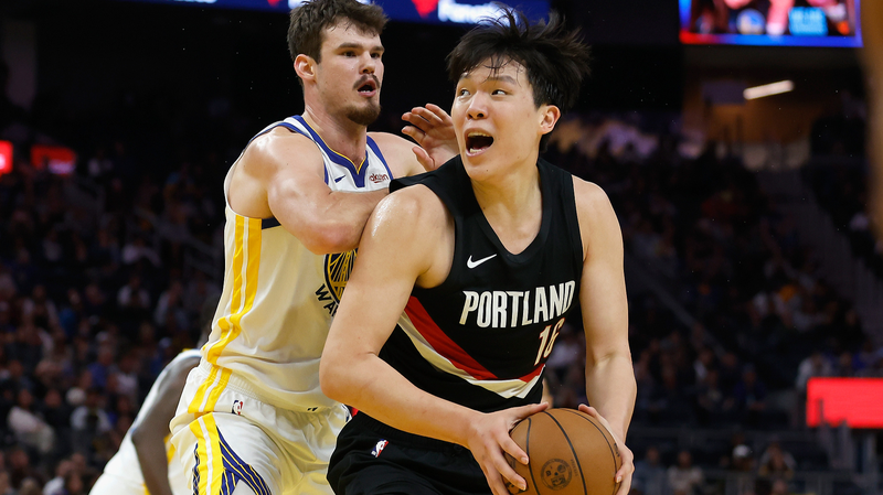 Yang Hansen’s NBA Debut: A Rollercoaster Start with Steph Curry Vibes 🏀✨ Yang Hansen's NBA Debut: A Rollercoaster Start with Steph Curry Vibes 🏀✨