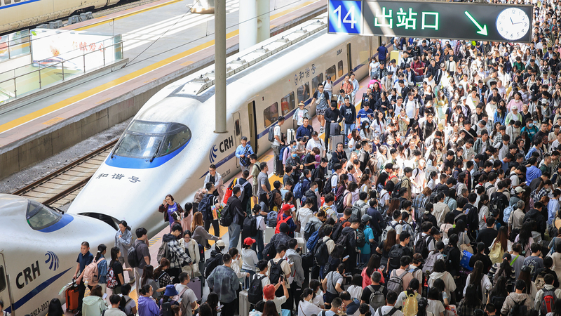 19R5QGZQL40QLV0DSMCK - 🌍NewspaperAmigo – Your Global News Buddy 🗞️ China’s Holiday Boom: Travel & Spending Hit New Highs 🚀