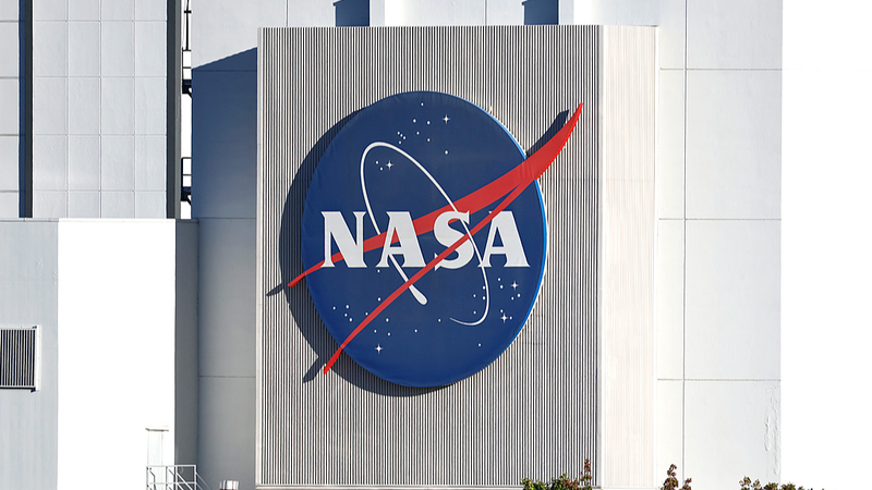 1UJ004RDX0CC1QWQPGRU - 🌍NewspaperAmigo – Your Global News Buddy 🗞️ NASA Shakes Up Moon Mission: SpaceX Faces New Rivals 🚀🌕