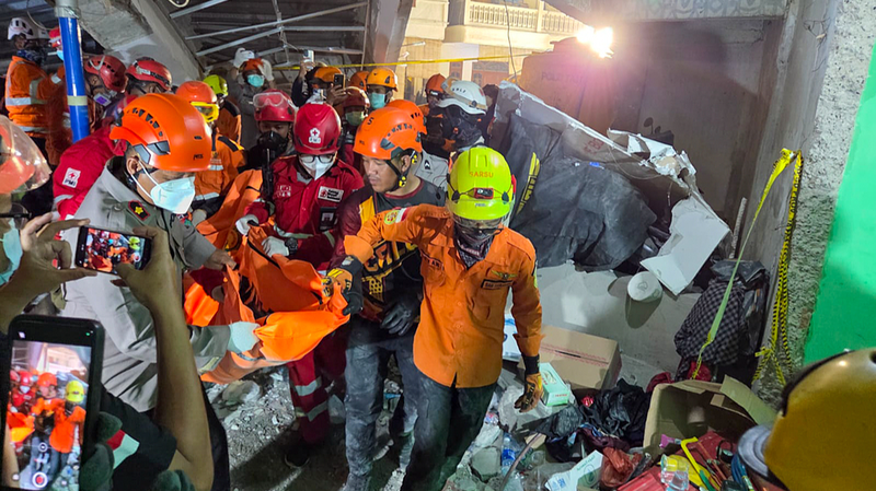 1Y1HLZQ2EFB2DVLADWLU - 🌍NewspaperAmigo – Your Global News Buddy 🗞️ Indonesia School Collapse: Death Toll Rises Amid Rescue Efforts 🏚️💔