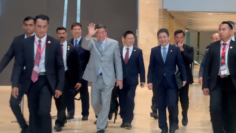3H72EGT4D3T1VK721YKQ - 🌍NewspaperAmigo – Your Global News Buddy 🗞️ China-U.S. Trade Talks Kick Off in Malaysia 🌏🤝 video poster