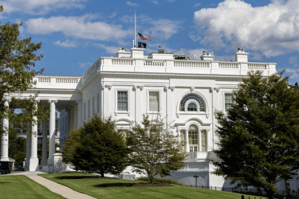 U.S. Government Shutdown Sparks Travel Chaos & Political Tensions ✈️💥 U.S. Government Shutdown Sparks Travel Chaos & Political Tensions ✈️💥