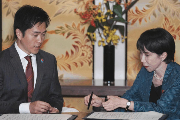Japan’s Ruling Parties Form Coalition to Revive Economy & Constitution 🌏✍️ Japan's Ruling Parties Form Coalition to Revive Economy & Constitution 🌏✍️