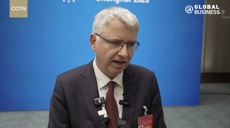 4QJ0T9LI5OLGH4AFU9DG - 🌍NewspaperAmigo – Your Global News Buddy 🗞️ Why Global Giants Bet Big on China’s Market 🌏💼 video poster