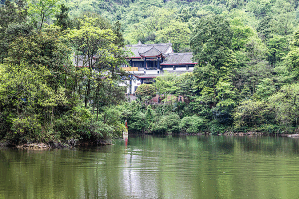 🌄 Live from Mount Qingcheng: Discover Yuecheng Lake’s Serene Beauty! video poster
