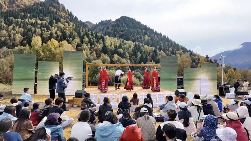 5YD62PG17MD0X25XAGZS - 🌍NewspaperAmigo – Your Global News Buddy 🗞️ China’s Autumn Tourism Surge: Leaf Peepers Unite! 🍂✈️ video poster