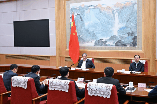 China’s Premier Pushes Innovation & Stability in Economic Revamp 💼📈