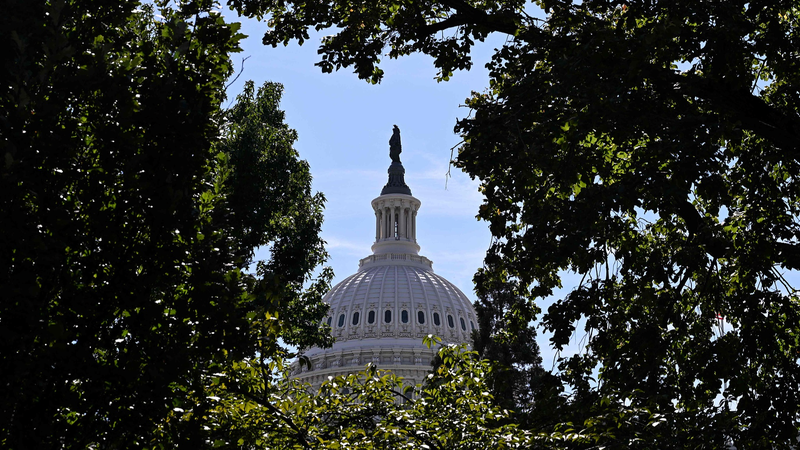U.S. Shutdown Crisis: Workers Bear Brunt of Political Gridlock 🛑💼