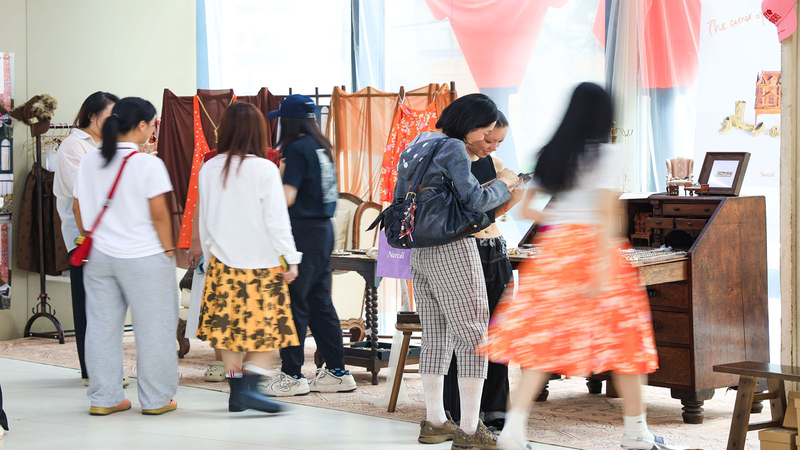 8I0K99KFKUQYWFEHAAZ1 - 🌍NewspaperAmigo – Your Global News Buddy 🗞️ Young Designers Shine at Shanghai Fashion Weekend 🌟👗 video poster