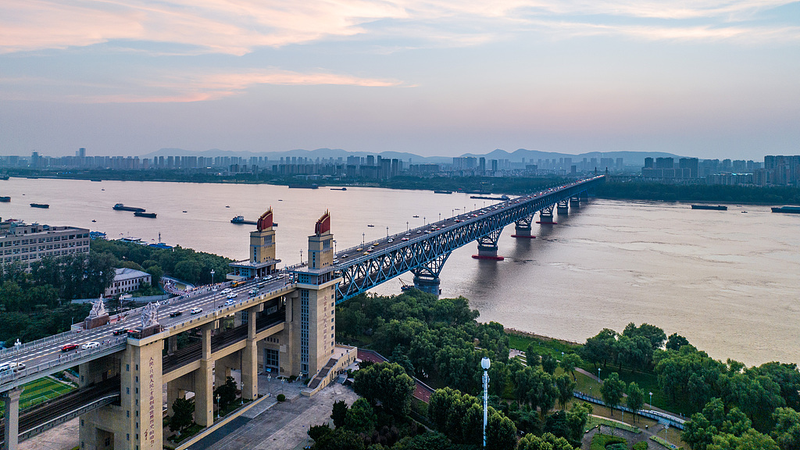 8XOPTQU1AH2D5W2TWSMC - 🌍NewspaperAmigo – Your Global News Buddy 🗞️ Nanjing Yangtze River Bridge: China’s Icon of Innovation 🌉✨ video poster