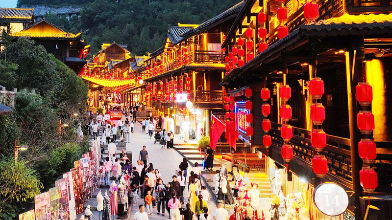 9EGKINDJRZY0RQAP8QVR - 🌍NewspaperAmigo – Your Global News Buddy 🗞️ China's Golden Week Kickoff: Travel Frenzy Hits Record High 🚄✈️