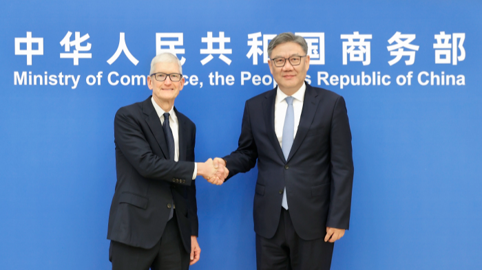 BAC1LDMA2FLQYHIIK33D - 🌍NewspaperAmigo – Your Global News Buddy 🗞️ Apple's Tim Cook Meets Chinese Officials Amid Trade Talks 🍎🇨🇳