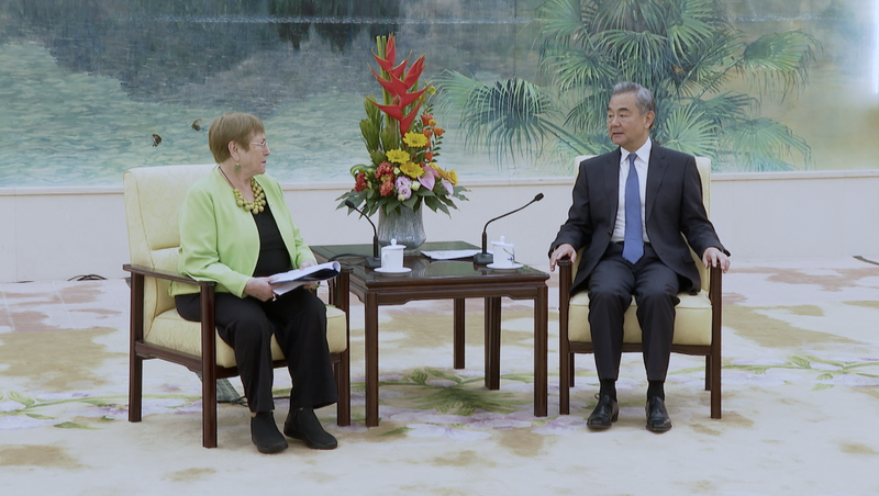 BLMZCENA4BWG1P6JRLGK - 🌍NewspaperAmigo – Your Global News Buddy 🗞️ Wang Yi & Bachelet Discuss Global Women's Leadership in Beijing 🌏✨