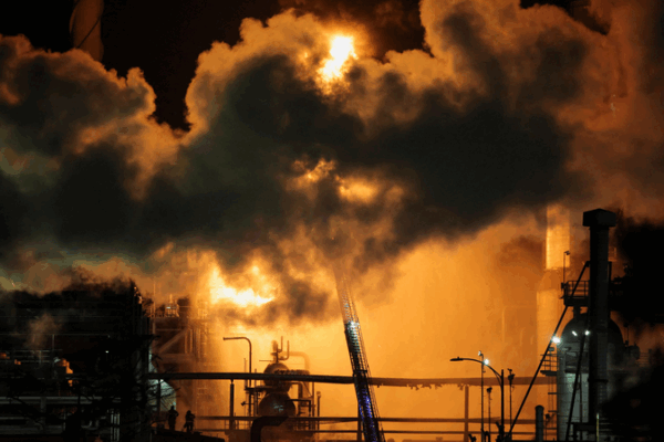 🔥 Breaking: Major Fire Erupts at Chevron’s El Segundo Refinery in LA 🔥 Breaking: Major Fire Erupts at Chevron’s El Segundo Refinery in LA video poster