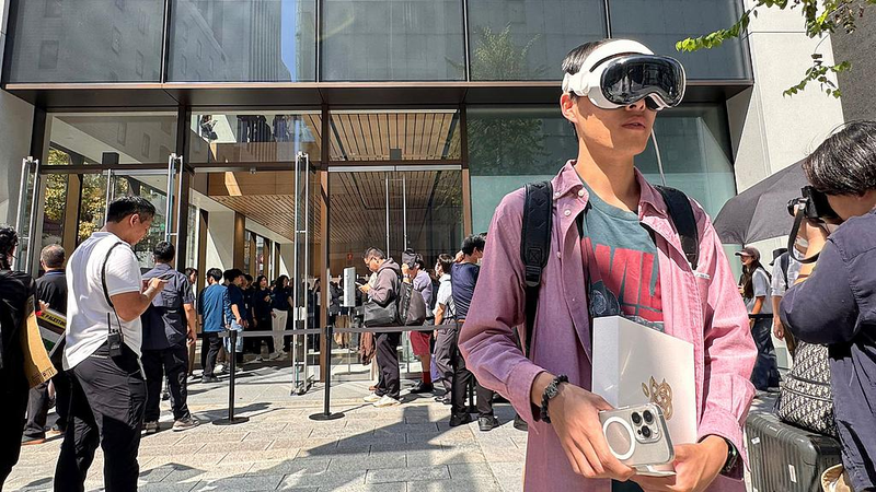 Apple Pivots to AI Glasses, Pauses Vision Pro Overhaul 🕶️💡