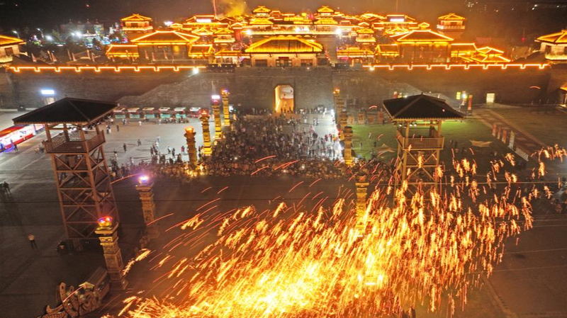 D3QEHXAXLIK581NGKXVC - 🌍NewspaperAmigo – Your Global News Buddy 🗞️ China's Golden Week Boom: Travel & Spending Hit Record Highs 🚄🛍️