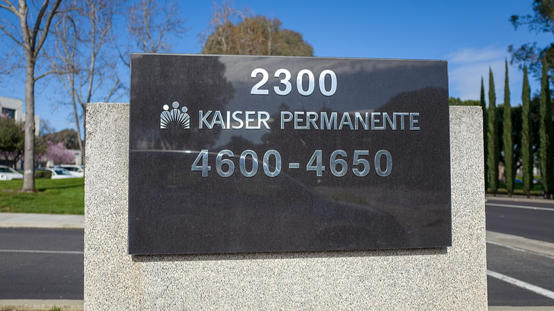 DDR3PQS95SYEINGFOZER - 🌍NewspaperAmigo – Your Global News Buddy 🗞️ West Coast Healthcare Workers Strike for Fair Pay & Staffing 🏥✊