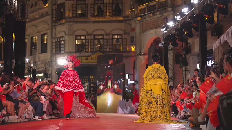 DI1MZ493DWJ8UE758TFA - 🌍NewspaperAmigo – Your Global News Buddy 🗞️ Hainan’s Qilou Old Street Hosts Cultural Heritage Fashion Show ✂️👗 video poster