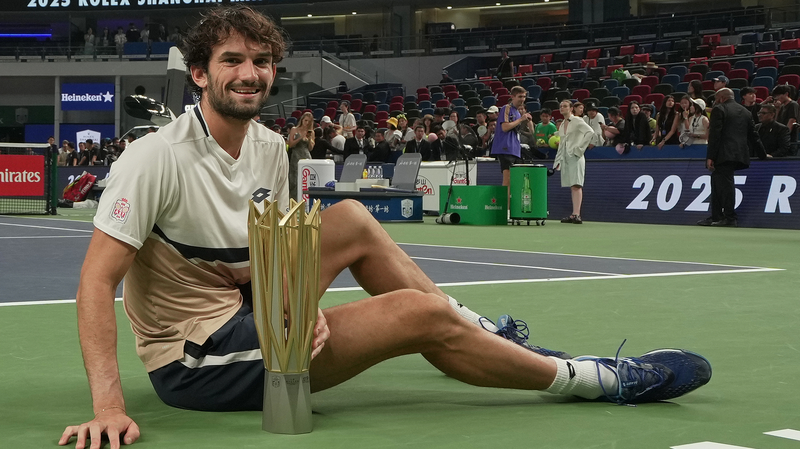 DXRD96NE8B5U0HG0E91P - 🌍NewspaperAmigo – Your Global News Buddy 🗞️ Underdog Triumph: Vacherot's Historic Shanghai Win Stuns Tennis World 🎾✨