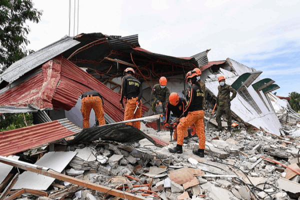 Death Toll Hits 69 in Philippines’ 6.9-Magnitude Earthquake 🌍💔 Death Toll Hits 69 in Philippines' 6.9-Magnitude Earthquake 🌍💔