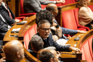 French Budget Battle: Socialists Threaten Government Shake-Up 💥