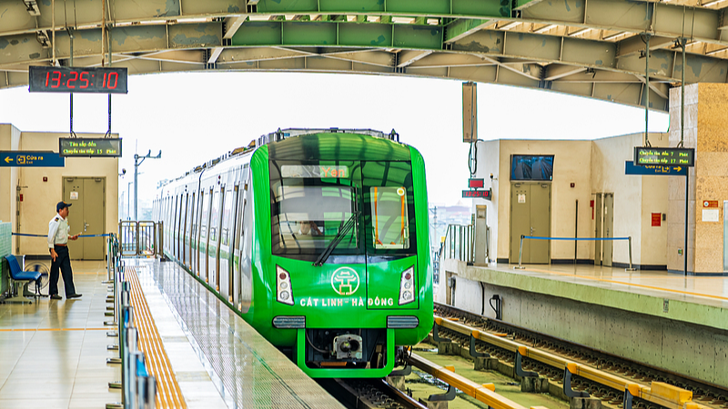 π Hanoi’s Futuristic ‘Train Through Building’ Built by China Wows Commuters! π Hanoi's Futuristic 'Train Through Building' Built by China Wows Commuters!