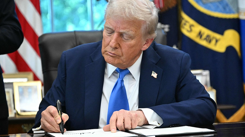 LKJKNIT7AKTAB20ZY6PQ - 🌍NewspaperAmigo – Your Global News Buddy 🗞️ Trump's $100K H-1B Visa Fee Faces Legal Battle 🚨✈️