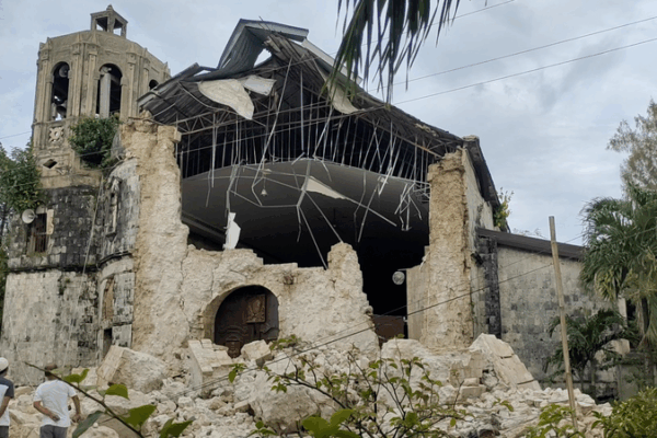 6.9 Quake Hits Philippines: Death Toll Climbs to 69 🌏💔 6.9 Quake Hits Philippines: Death Toll Climbs to 69 🌏💔 video poster