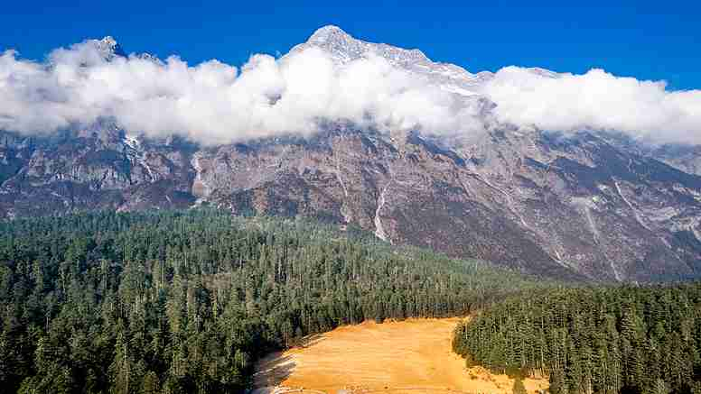 MDOZ3YWD2TQQ7AZ9O8U5 - 🌍NewspaperAmigo – Your Global News Buddy 🗞️ Yulong Snow Mountain: China’s Majestic Natural Wonder 🌄❄️ video poster