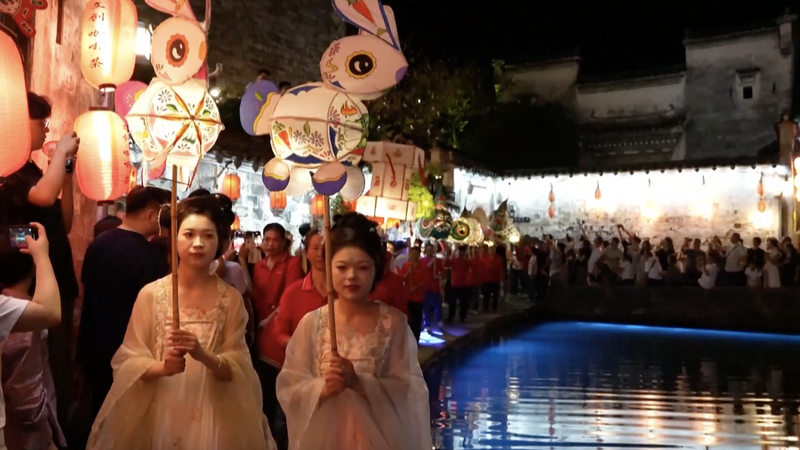 MJHNFWN5THSWG3JZ4SZZ - 🌍NewspaperAmigo – Your Global News Buddy 🗞️ Lantern Magic Lights Up Ancient Anhui Village for Mid-Autumn 🌕🏮 video poster