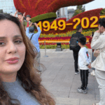 OZRL59OM3LM0LJAX6XGJ - 🌍NewspaperAmigo – Your Global News Buddy 🗞️ Floral Magic Lights Up Beijing for Golden Week 🌸🇨🇳 video poster