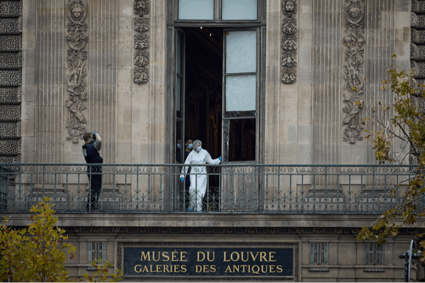 Masked Raiders Pull Off 7-Minute Louvre Heist ππ #ParisAlert Masked Raiders Pull Off 7-Minute Louvre Heist ππ #ParisAlert video poster