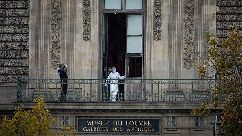 Masked Raiders Pull Off 7-Minute Louvre Heist 🎭💎 #ParisAlert video poster