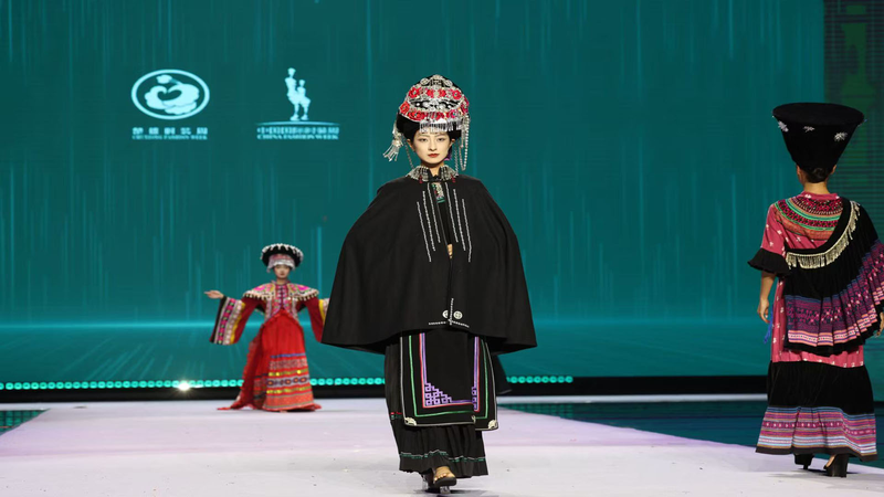 PBEWJDBZ4ZHCC8HM1J7T - 🌍NewspaperAmigo – Your Global News Buddy 🗞️ Chuxiong Fashion Week Celebrates Yi Culture & Global Styles 🌸👗 video poster