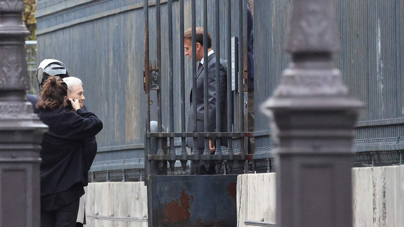 R2BXAT3LI4IOU0QUJIMF - 🌍NewspaperAmigo – Your Global News Buddy 🗞️ 🇫🇷 Macron Faces Resignation Calls as Political Crisis Deepens