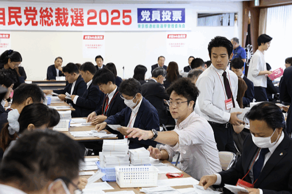 Japan’s Ruling Party Picks New Leader in High-Stakes Vote 🗳️🇯🇵 Japan's Ruling Party Picks New Leader in High-Stakes Vote 🗳️🇯🇵