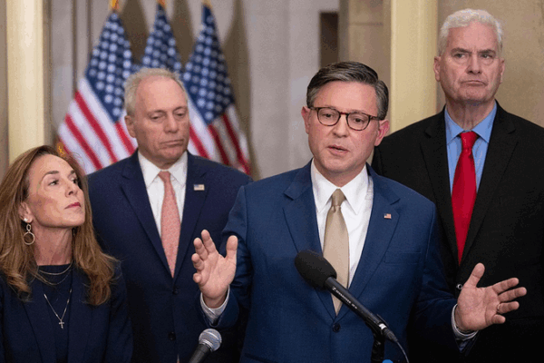 Trump vs. Dems: Shutdown Showdown Sparks Fears of Mass Layoffs 🏛️💥 Trump vs. Dems: Shutdown Showdown Sparks Fears of Mass Layoffs 🏛️💥