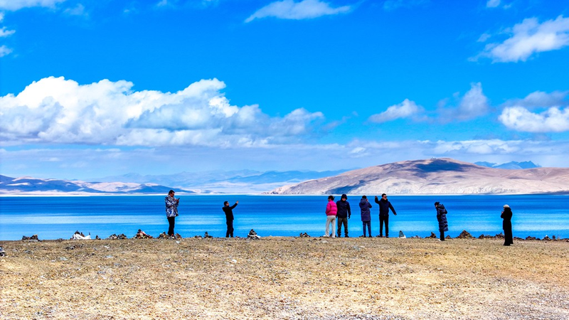 Azure Wonder: Xizang’s Lake Lhanag-tso Dazzles Like a Fairyland 🌊✨