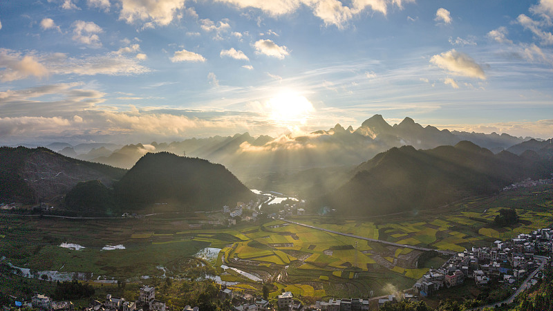 VEF3QPBCPJJTM35WC47J - 🌍NewspaperAmigo – Your Global News Buddy 🗞️ 🌄 Discover Wanfenglin: China's Hidden Karst Gem You Can't Miss! video poster