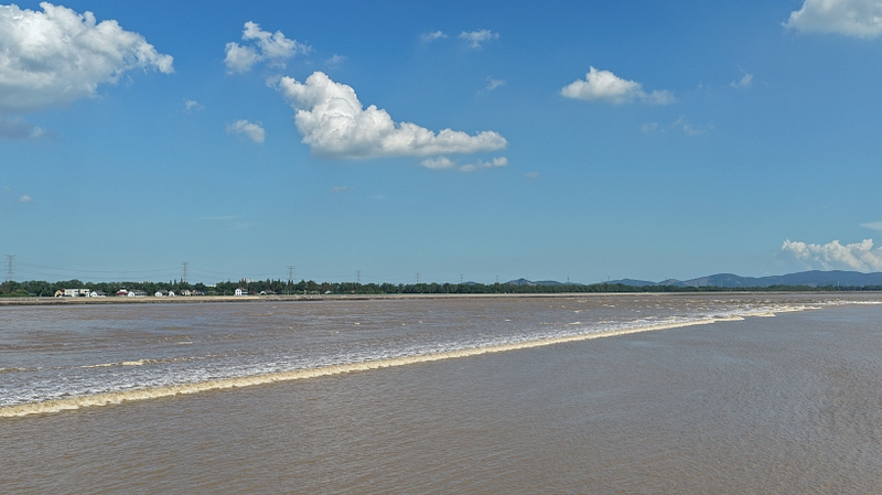 🌊 Catch the 2025 Qiantang River Tidal Bore Spectacle! 🌊 Catch the 2025 Qiantang River Tidal Bore Spectacle! video poster