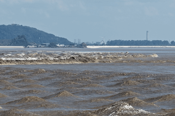 🌊 Catch the 2025 Qiantang River Tidal Bore Spectacle! video poster
