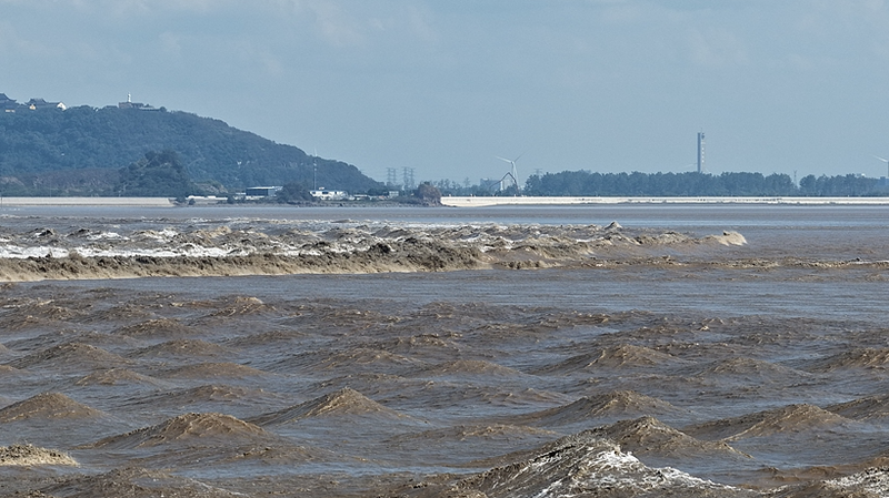 🌊 Catch the 2025 Qiantang River Tidal Bore Spectacle! video poster