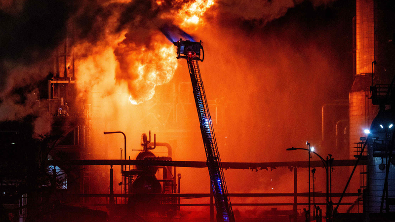 🔥 Massive Blaze Erupts at Chevron Refinery in Los Angeles 🔥 Massive Blaze Erupts at Chevron Refinery in Los Angeles