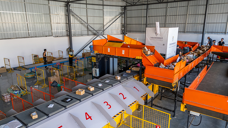 📦 China Delivers 7.2B Parcels During Holiday Boom!